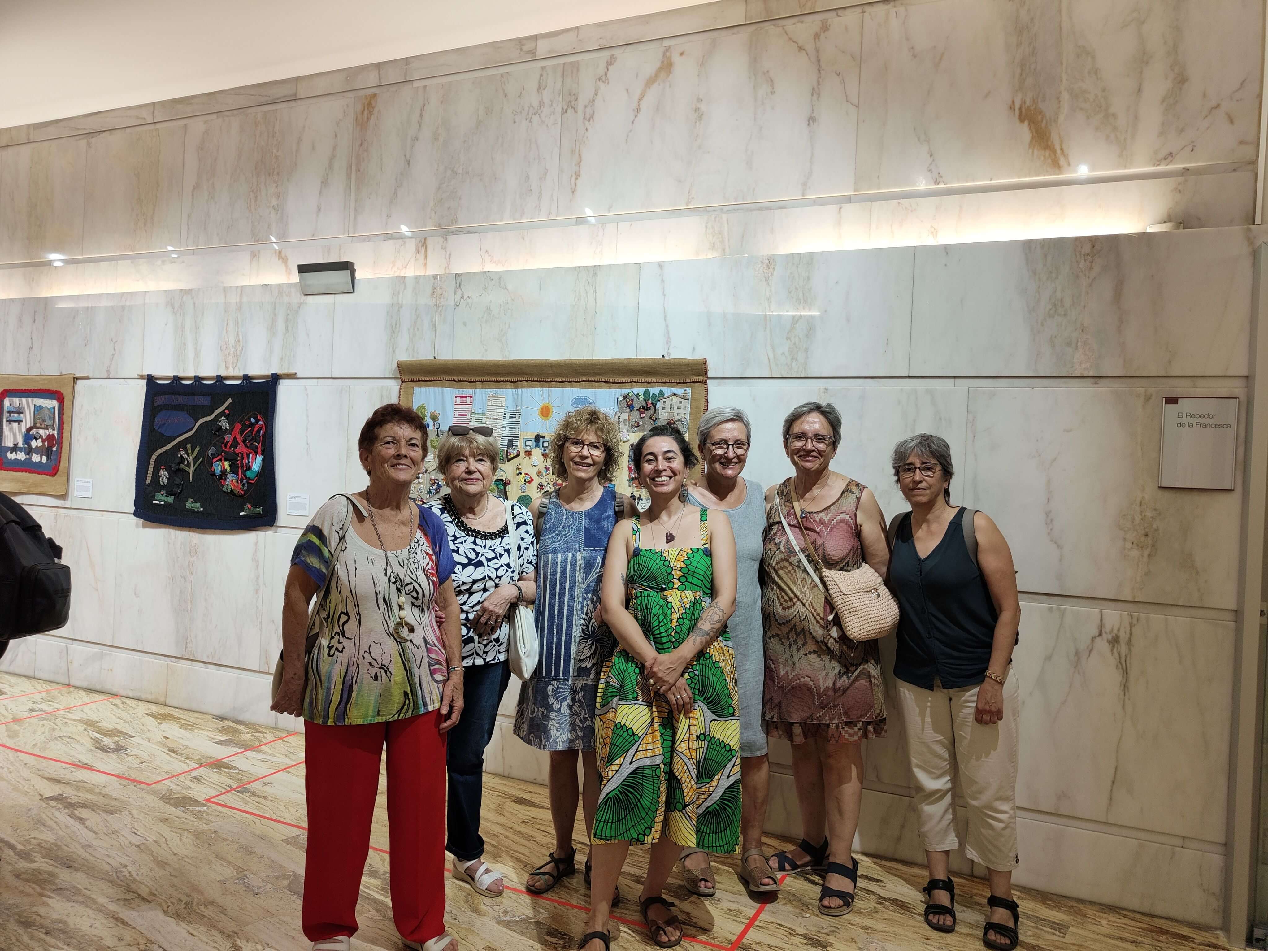 Arpilleristas Ateneu Sant Roc, artista textil Daniela Pizarro al centro, inauguración (foto: archivo Ateneu Sant Roc)